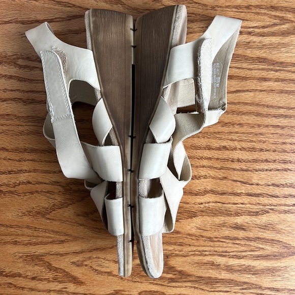 Relativity Re-Kit - Women’s tan strap sandal with velcro closure. Size 9 1/2 - Picture 4 of 5